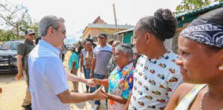 Presidente Abinader recorre San Rafael del Yuma; solicita alcaldes identificar terrenos para reconstrucción viviendas