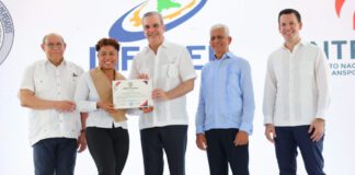 Presidente encabeza graduación de 416 en curso de conductores de vehículos pesados