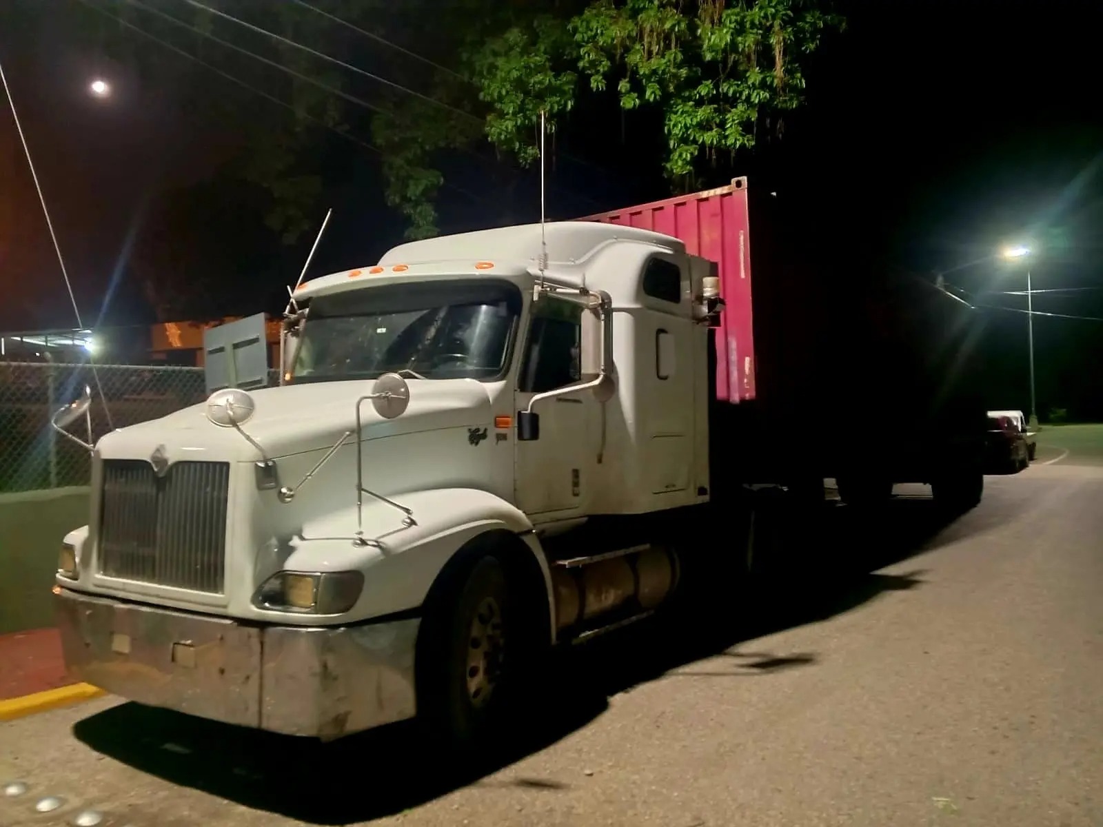 Detienen a dominicanos hombres que escondían a un haitiano en una patana en San Juan de la Maguana