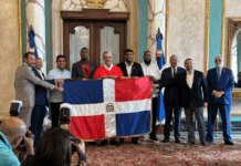 Presidente Abinader entrega Bandera Nacional a los campeones Leones del Escogido para ir a la SC