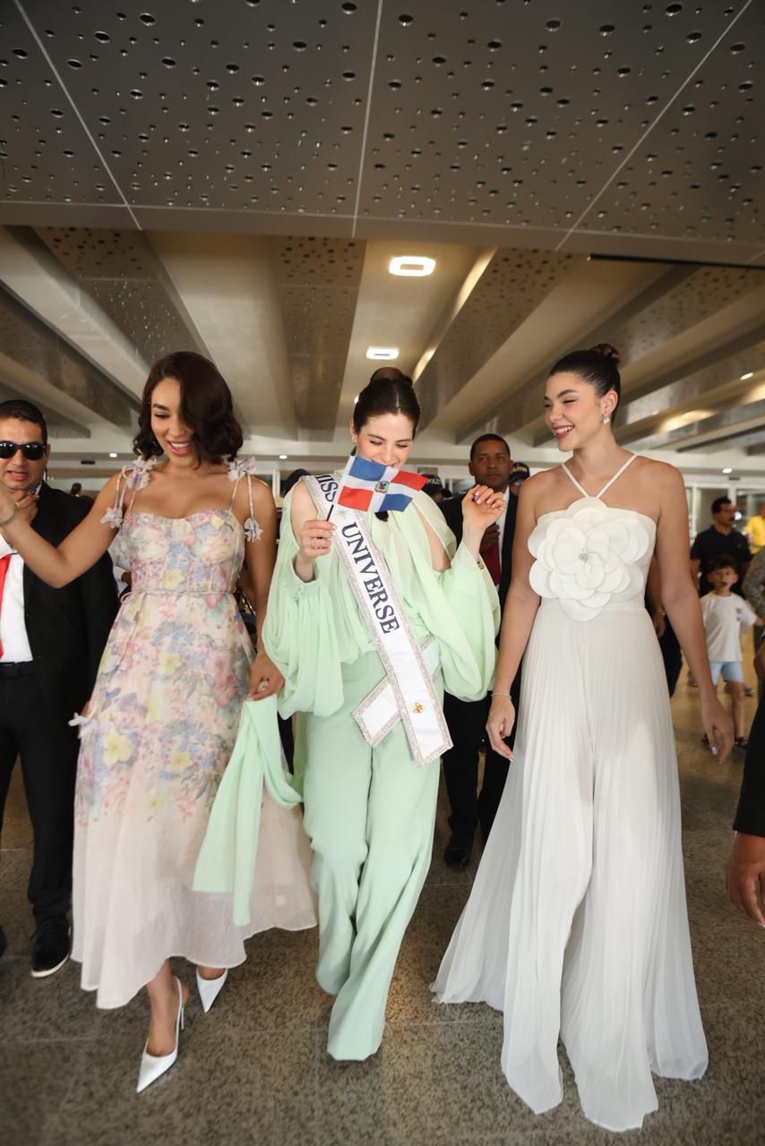 Miss Universo Fátima Bosch llega a RD y es recibida con música y alegría