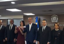 Presidente Abinader y Raquel Arbaje reciben su nueva cédula de identidad y electoral